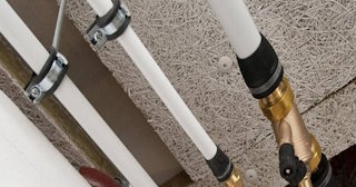 Замена труб водоснабжения в квартире: цена от 2098 руб. - СантехДомСрк